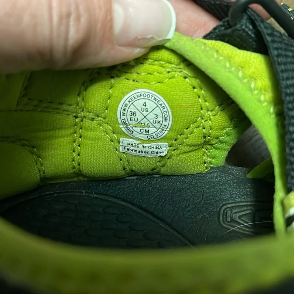 Kids’ size 4 EUC Keens.